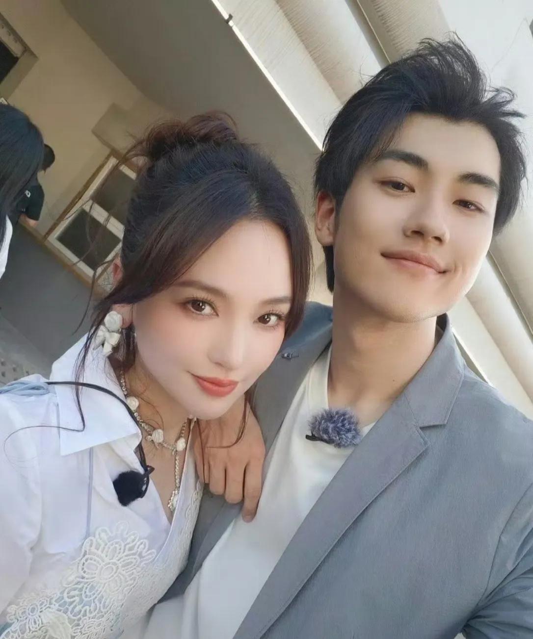 #金莎孙丞潇稳稳的幸福#妈妈级女友金莎与儿子级男友孙丞潇的恋情被网友非议多年，