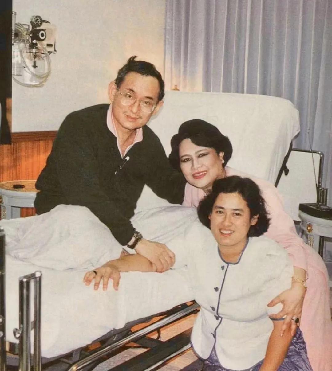 老泰王一直儒雅，诗丽吉王后一直自信中带点傲妄，感觉泰王更崇拜母亲，以致于他的言行