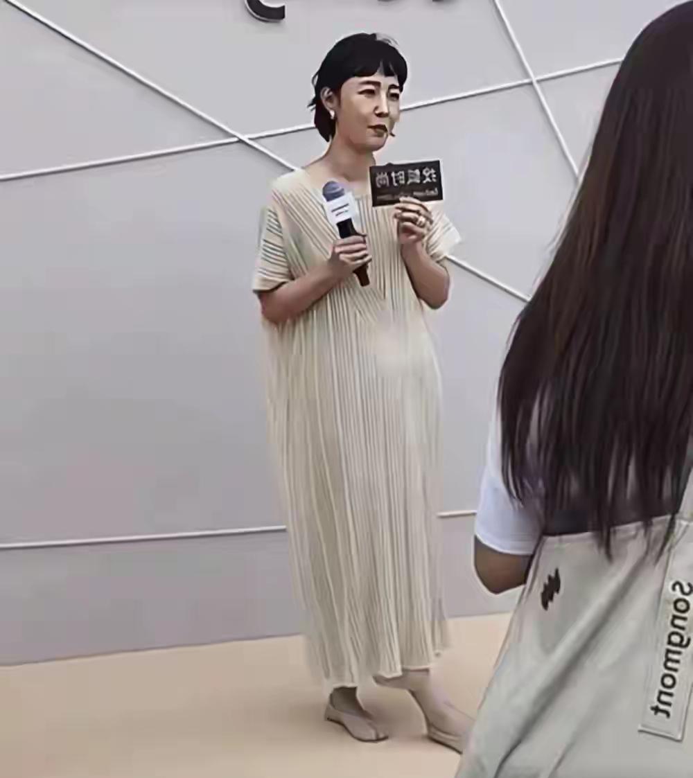 大家能看岀来照片中的人是谁吗？估计摄影师和她有仇，把她拍的又丑又矮小肚子还十分抢