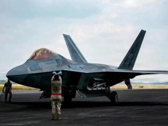 南海阴招迭出：菲机台前当幌子，美军F-22藏后搞偷袭近期美菲在南海周边大搞