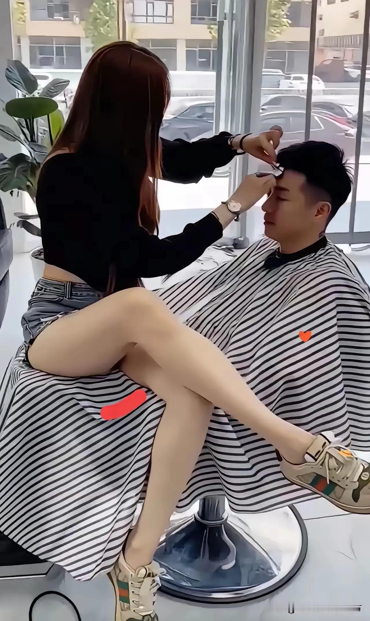 今天老公休息带老公出来理个发。出来找了好几个理发店都是穿这么性感的小姐姐理