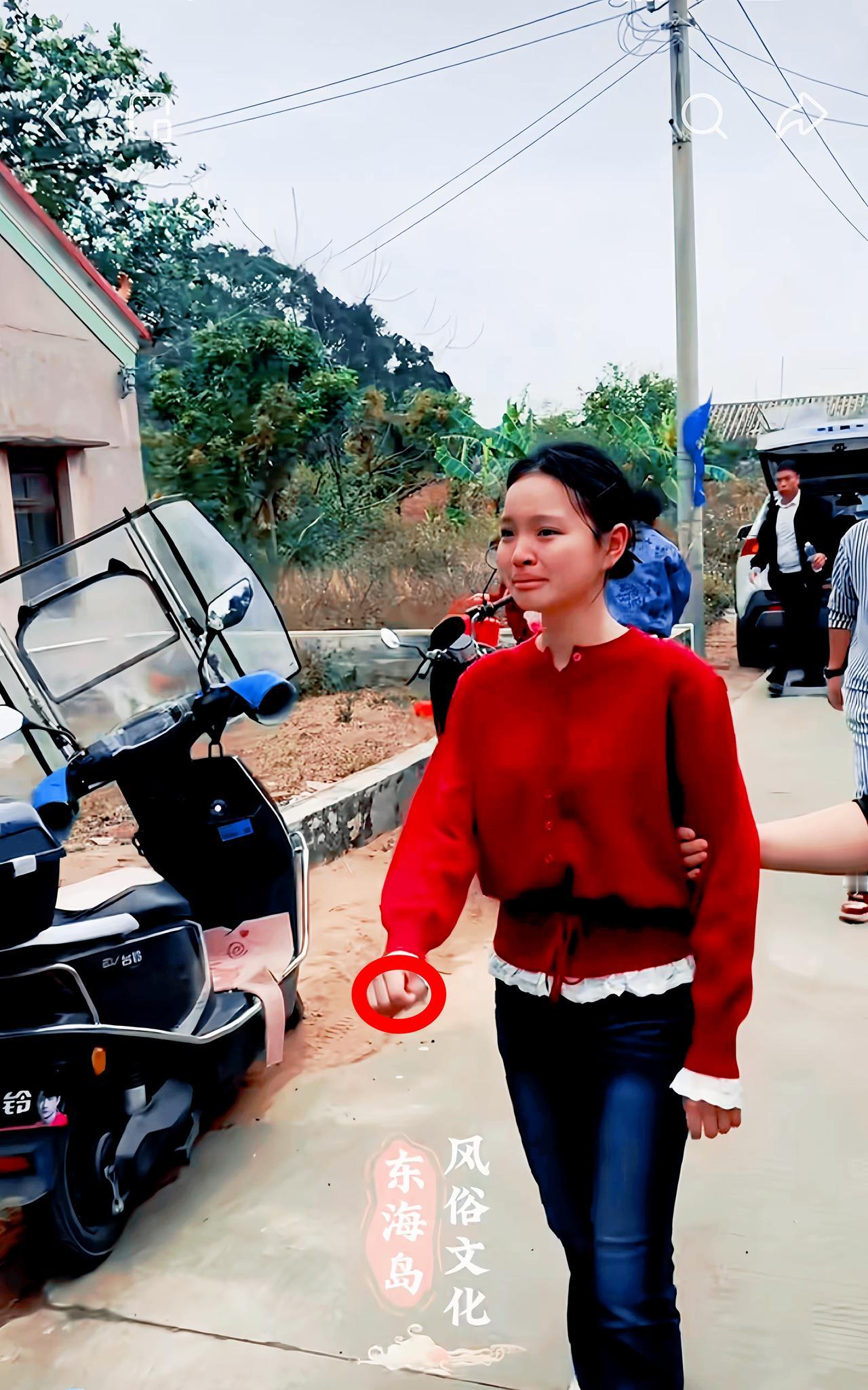 这事儿真有点意思。神还没急，人先乱了阵脚。十年的“天选之子”撂挑子了，大人们围