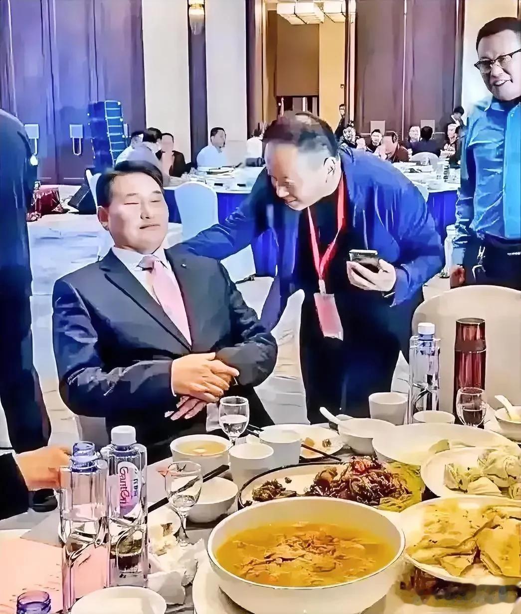 这个人相信你也认识，大名鼎鼎，名利双收，他就是朴实无华的“大衣哥”朱之文。可是当