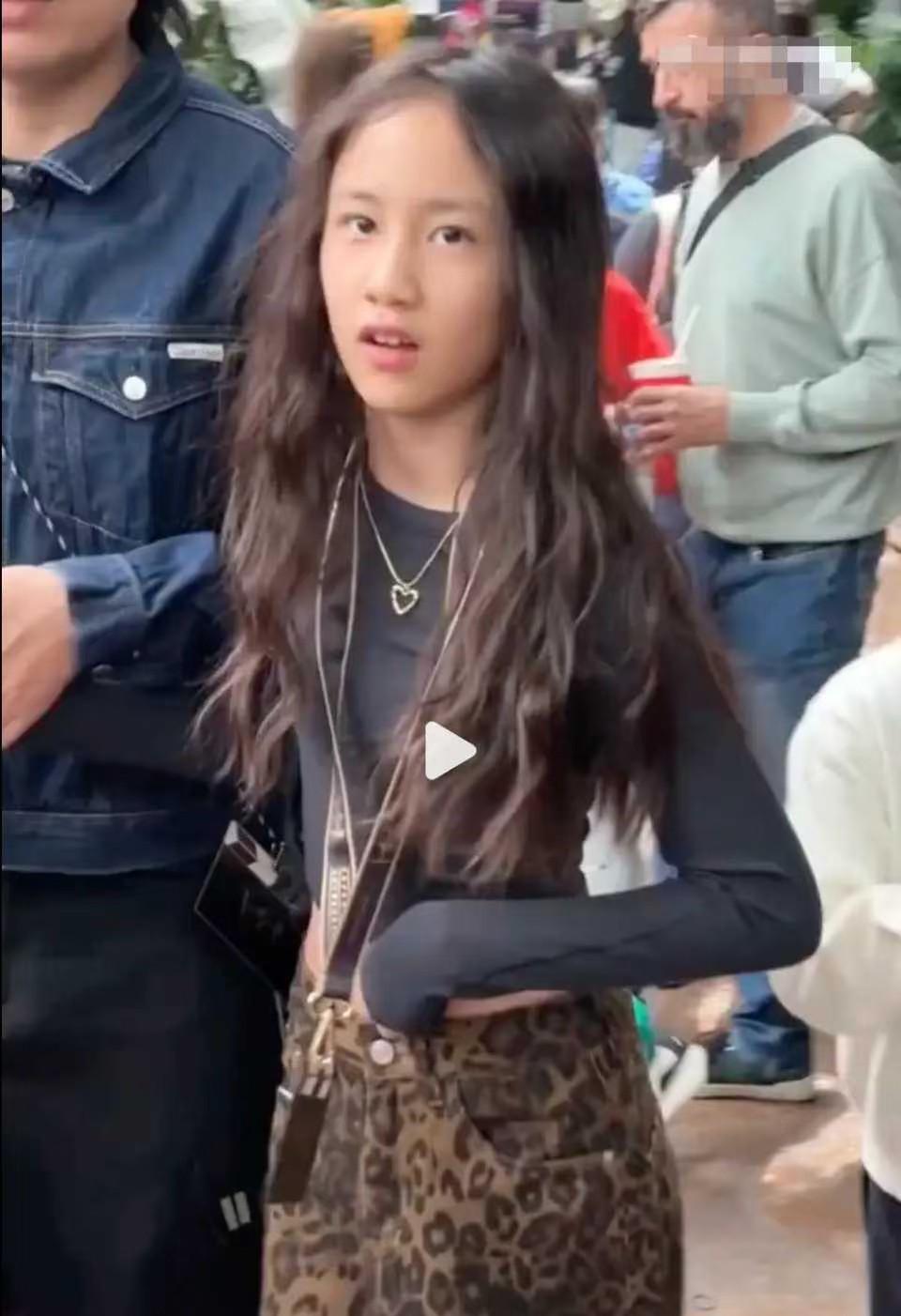 黄磊的二女儿也长成漂亮的大姑娘了，近日，网友在北京环球影城被网友偶遇了，12岁的