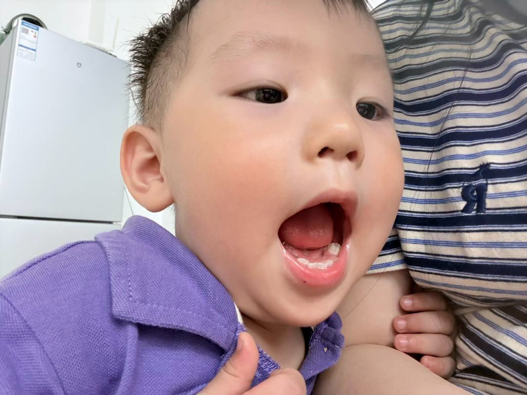 这个黄脸公怎么一看到镜头就嘟嘴哈哈哈哈哈​​​