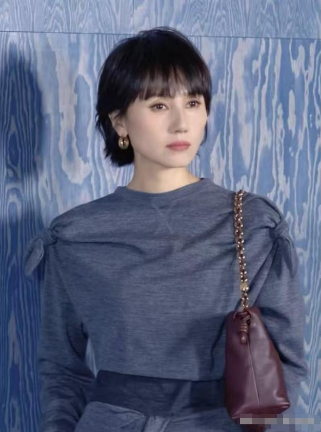 我宣布，袁泉，大概率是内娱这么多女明星里，出现在公共场合穿的最得体的演员，没