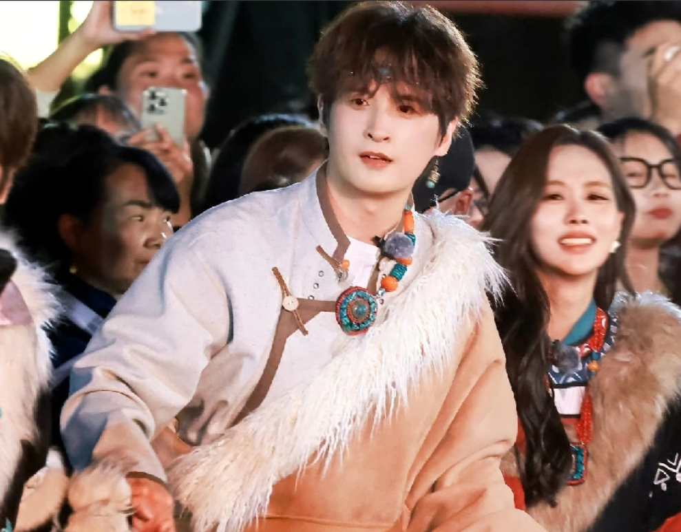 快乐老友记3录制中，张远牵手王霏霏和大家一起跳舞，那个氛围感觉好像异域小王子的婚