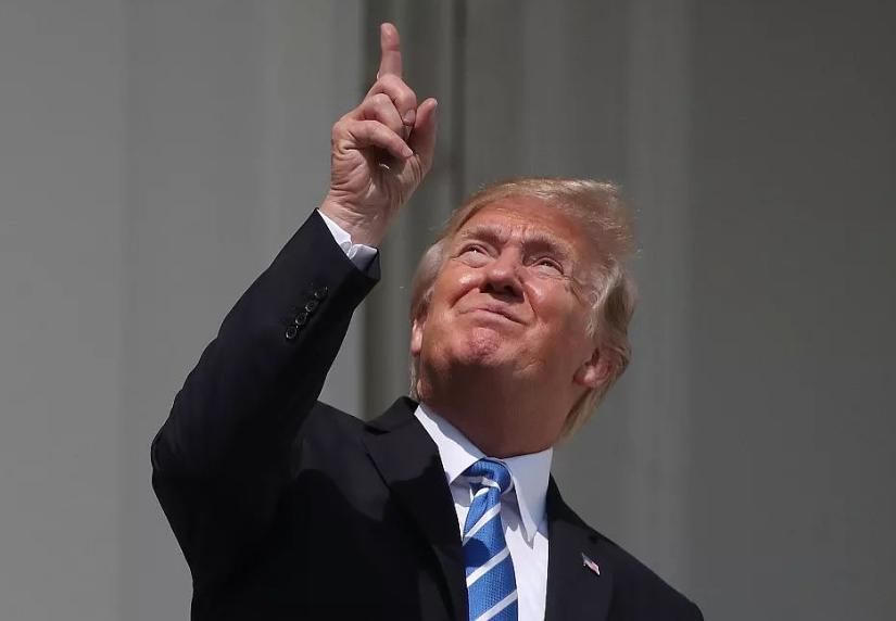 此言差矣吗?特朗普10月28日在日本表示,当年麦克阿瑟将军独自起草了日本宪法。