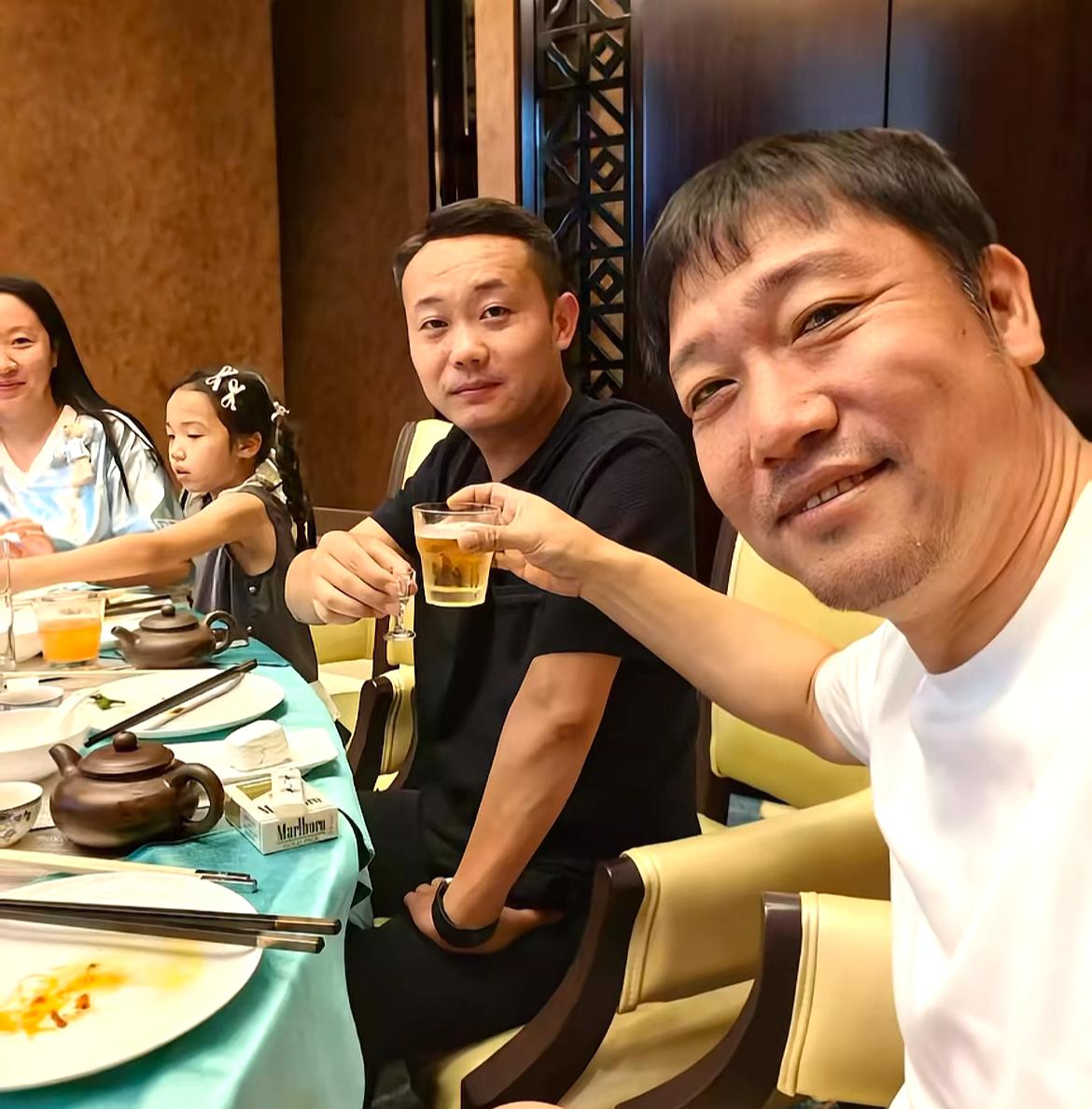 46岁贾冰真性情，现场旋啤酒、喝茅台，手拿一支烟，口中还有“脏话”。这样的场合，