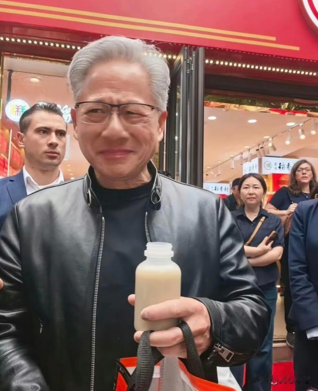 万万没有想到！大名鼎鼎的英伟达CEO黄仁勋，竟然摇身一变，成了北京南锣鼓巷的