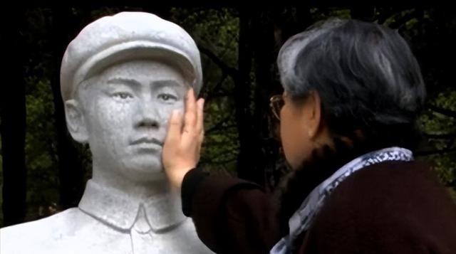 1971年10月，一封来自上海监狱的信封放到了毛主席的办公桌上，毛主席看到落款人