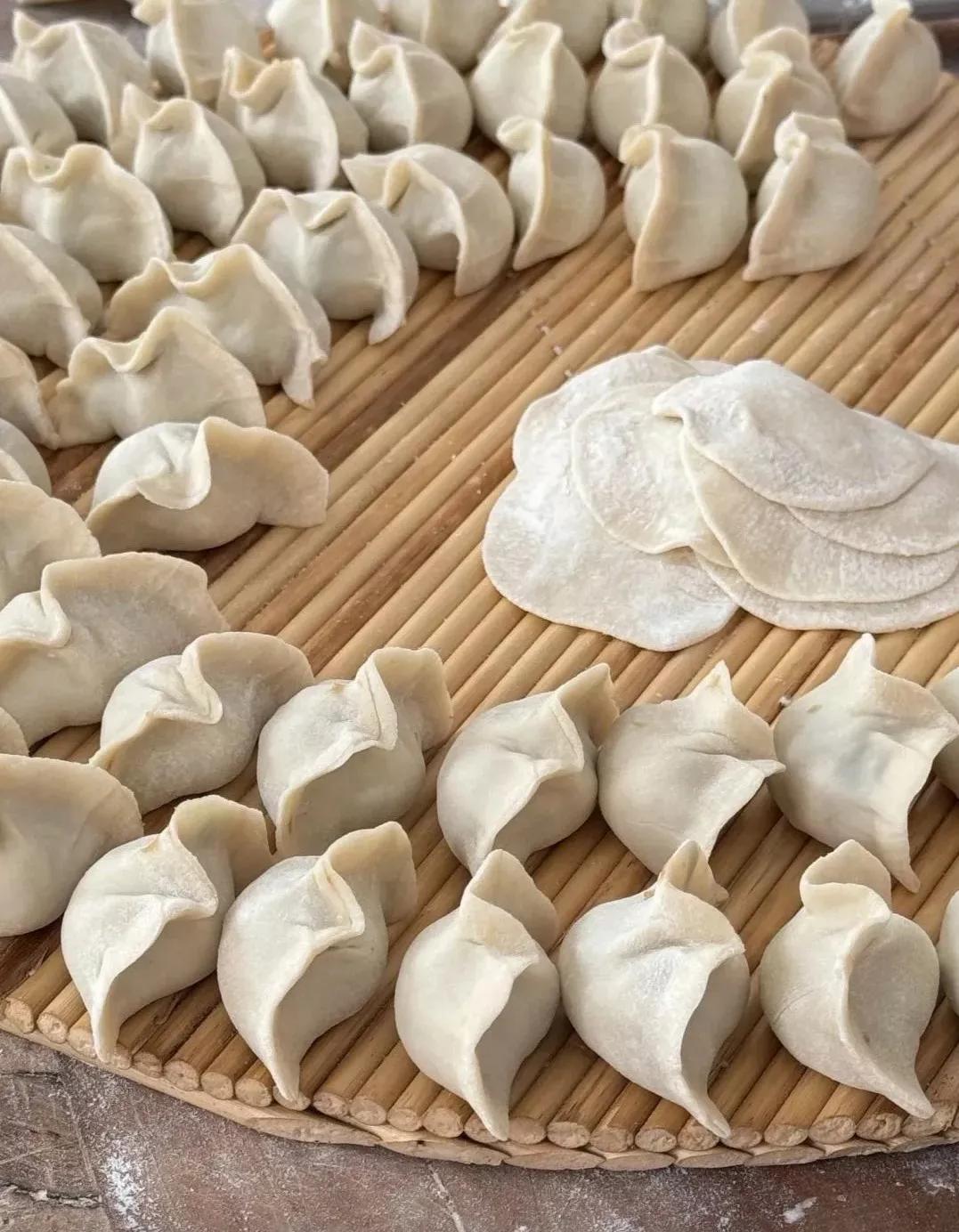 今天妹妹一家子来了，带了十斤牛肉和韭菜，中午就一起包了饺子吃。说起牛肉韭菜包饺子