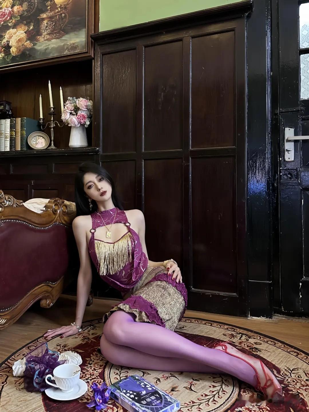 枫叶🍁|紫丝旧梦鎏金紫韵撞色，丝袜裹着复古庄园的风情请问什么样的女人算得上