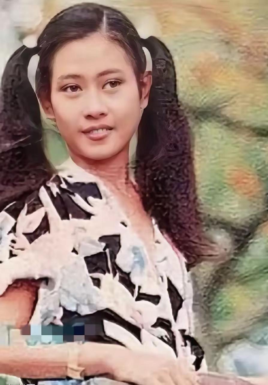 思蕊梵的妈妈余瓦达因为婚内出轨被废，驱逐出境。她的四个儿子也受到牵连，唯一没有被