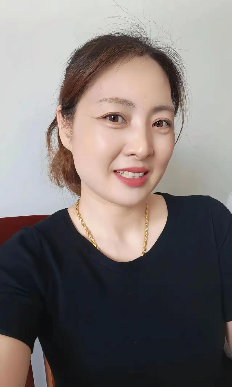 一、搞笑小故事（50岁大妈相亲笑料，适合短视频文案）故事1：记错名字，一夜