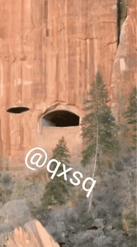 这个画面看起来就比较神秘了，一个飞碟状的飞行物缓缓地驶入峭壁上的一个洞穴。