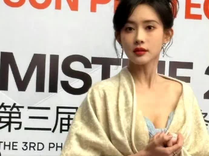 孟子义现身活动，简直美到犯规！披肩轻搭，若隐若现的深V设计，勾勒出傲人曲线，那