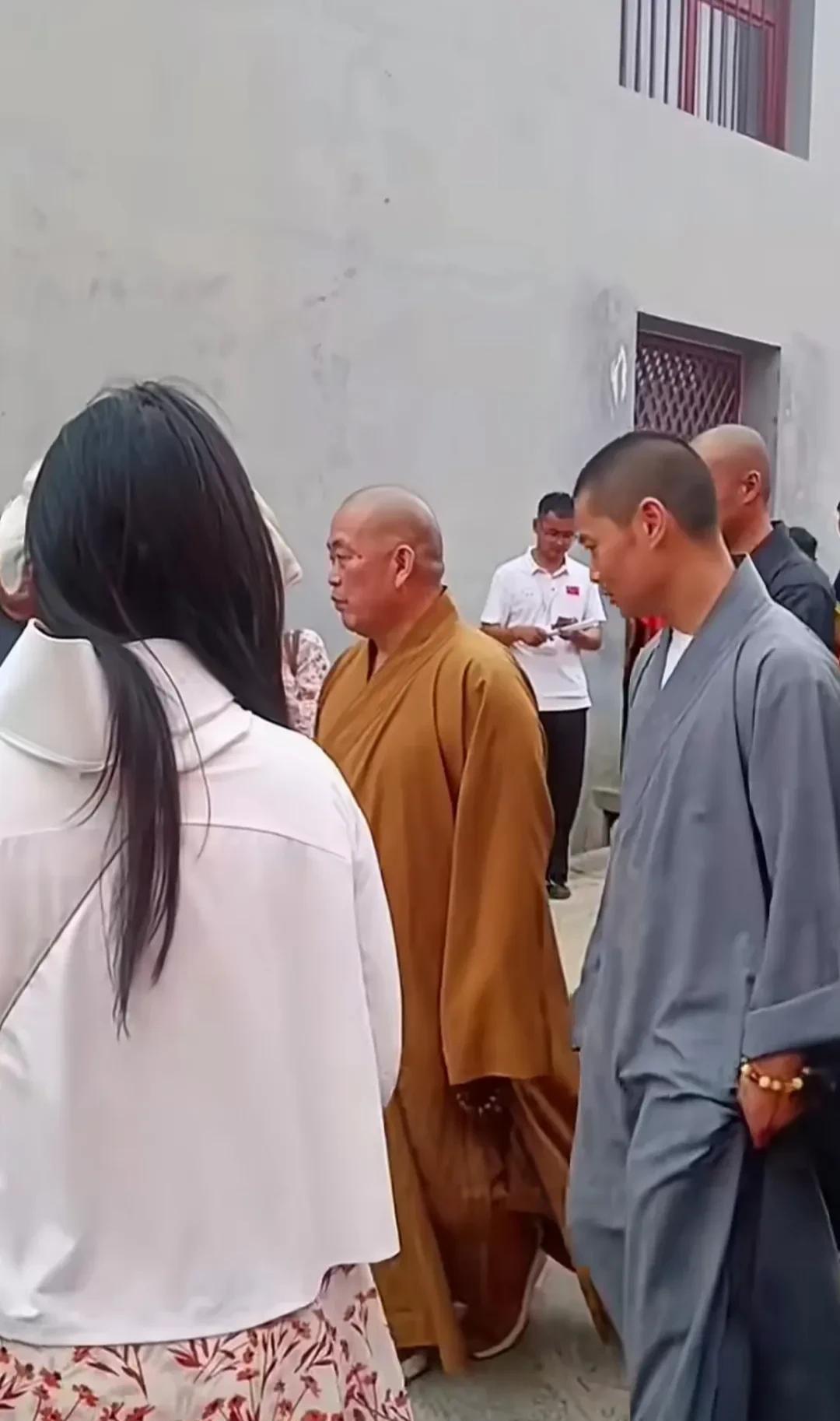 在登封，刘德华的知名度也没有释永信高，释永信要是在少林寺附近的村里散散步，那就是