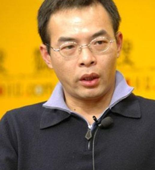 2004年，“天上人间”大老板覃辉开车和一坐着大人物的老轿车相撞，他下车就跟对方