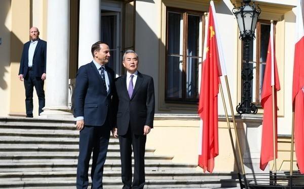 和中方谈完，波兰当着全球宣布稀土喜讯，欧盟和美国目瞪口呆：为啥波兰这么好运！