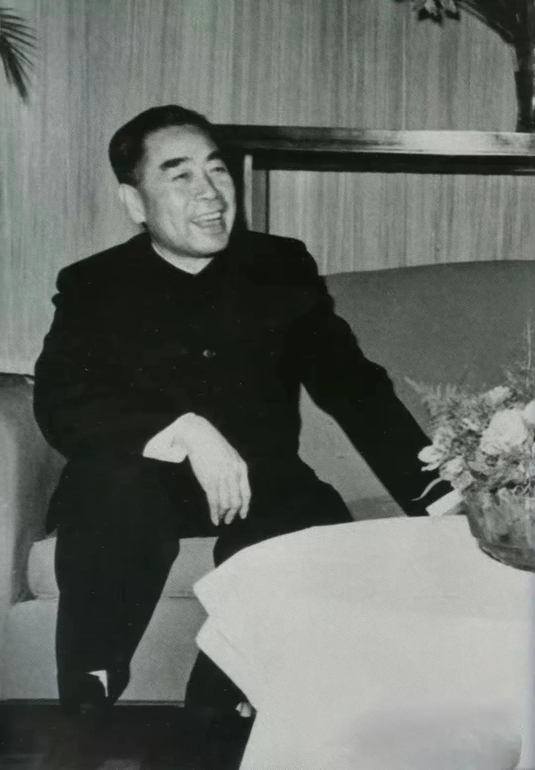笑析自由1952年秋，周总理在上海会见了童年时代的朋友：表姐龚