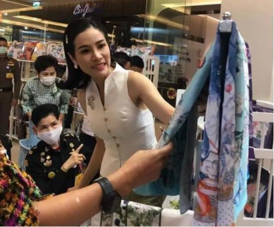 诗妮娜会打扮，干得了杂活，还和提帮功相处融洽。泰王钱多，总能娶到自己想要的女人。