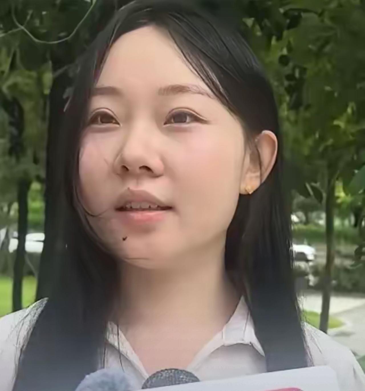 深圳龙岗一19岁外卖小哥摔车受伤，怕花钱不敢就医，一路过的00后女生见状，霸气喊