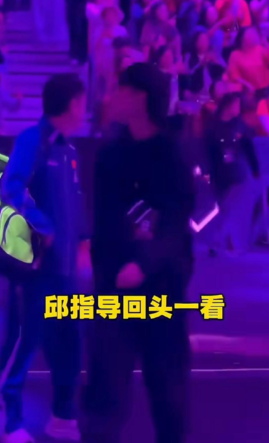 莎莎输了，师傅邱贻可很默契的站起来，迎上莎莎。后面跟着德华，他不知道怎么安慰莎莎