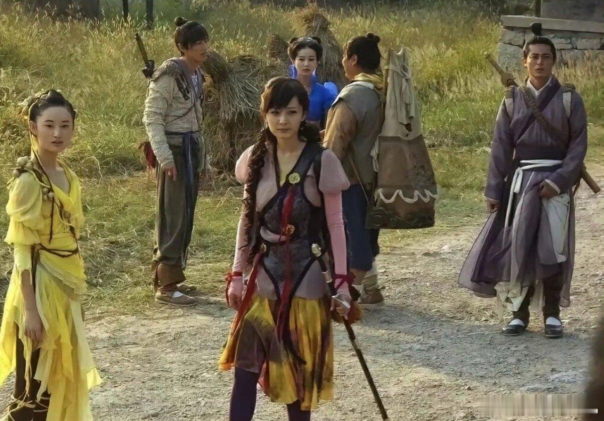 都不敢想仙剑3这个服装放现在会在路透的时候被骂成啥样，全靠脸撑着[笑着哭]​