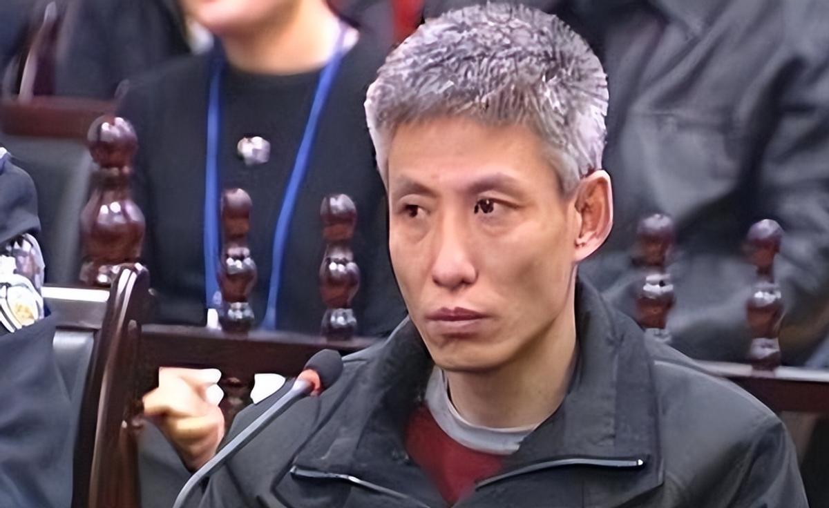 2003年，刘涌被执行死刑前十分镇定，苦笑看妻子、拒绝更换新衣服，押到殡仪馆抬进