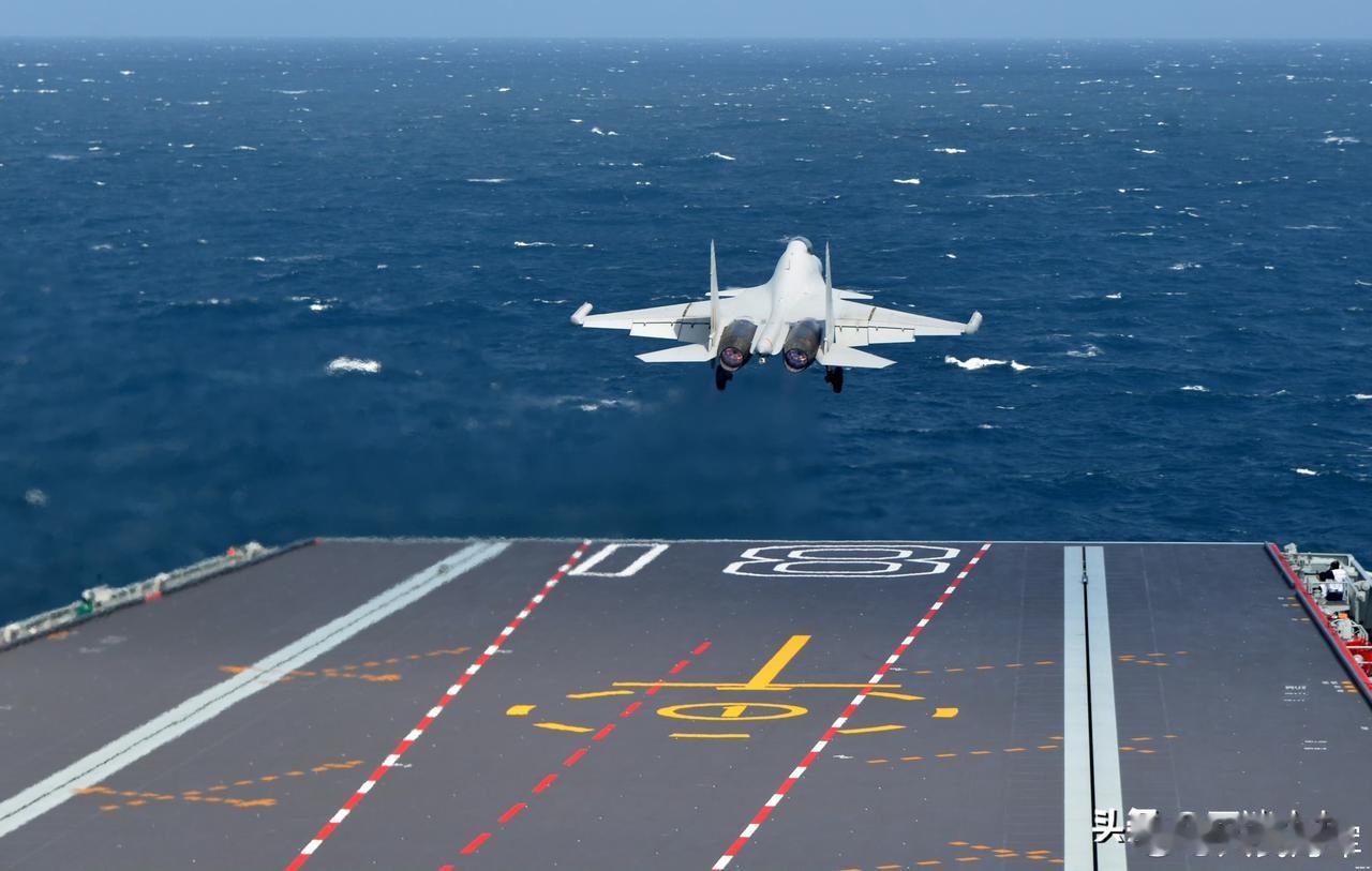最新画面！福建舰首次公开，电磁弹射起飞歼15DT画面，太霸气了！这还是第一次
