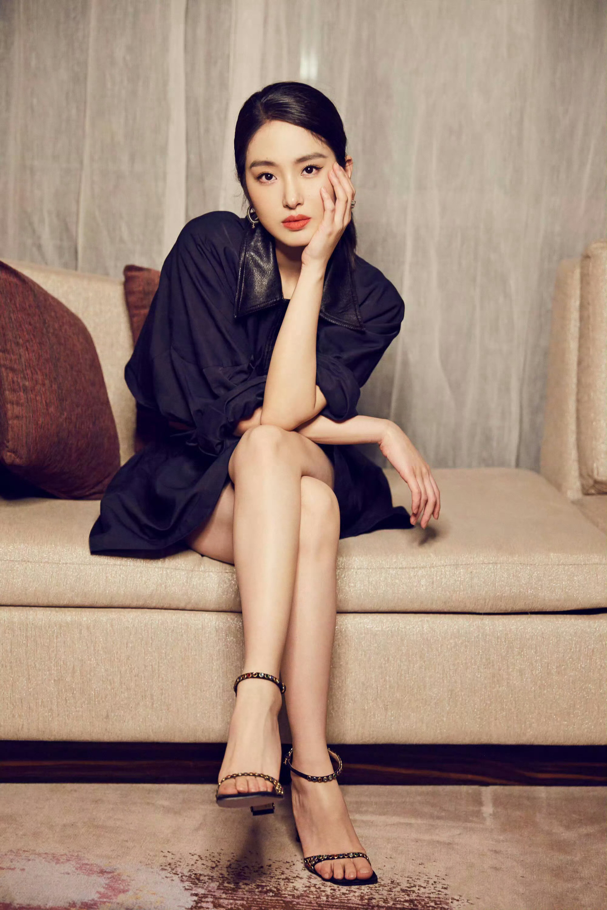 杨采钰果真精致，一组高跟美腿美照，魅力妥妥在线。杨采钰
