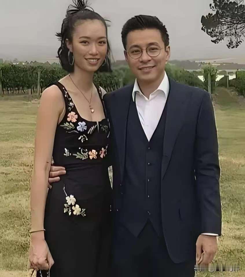家人们谁懂啊！扒了霍启仁的老婆，直接被惊到原地转圈！这哪是豪门儿媳，分