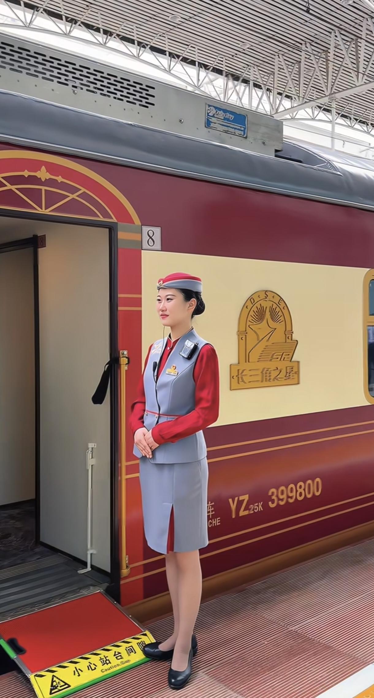 长江三角之星，旅游专列等级高，费用都上万。看房型的，双人间五万九一个人，三人间三