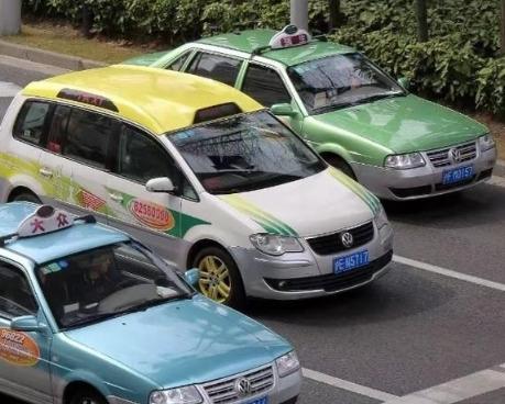 为什么大家现在宁愿等网约车，也不坐出租车？很简单，因为现在的出租车，已经彻底活成