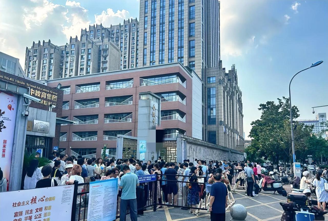广东一19岁男生去大学报到，就因写字慢，父亲礼貌告知老师孩子有轻度自闭症，