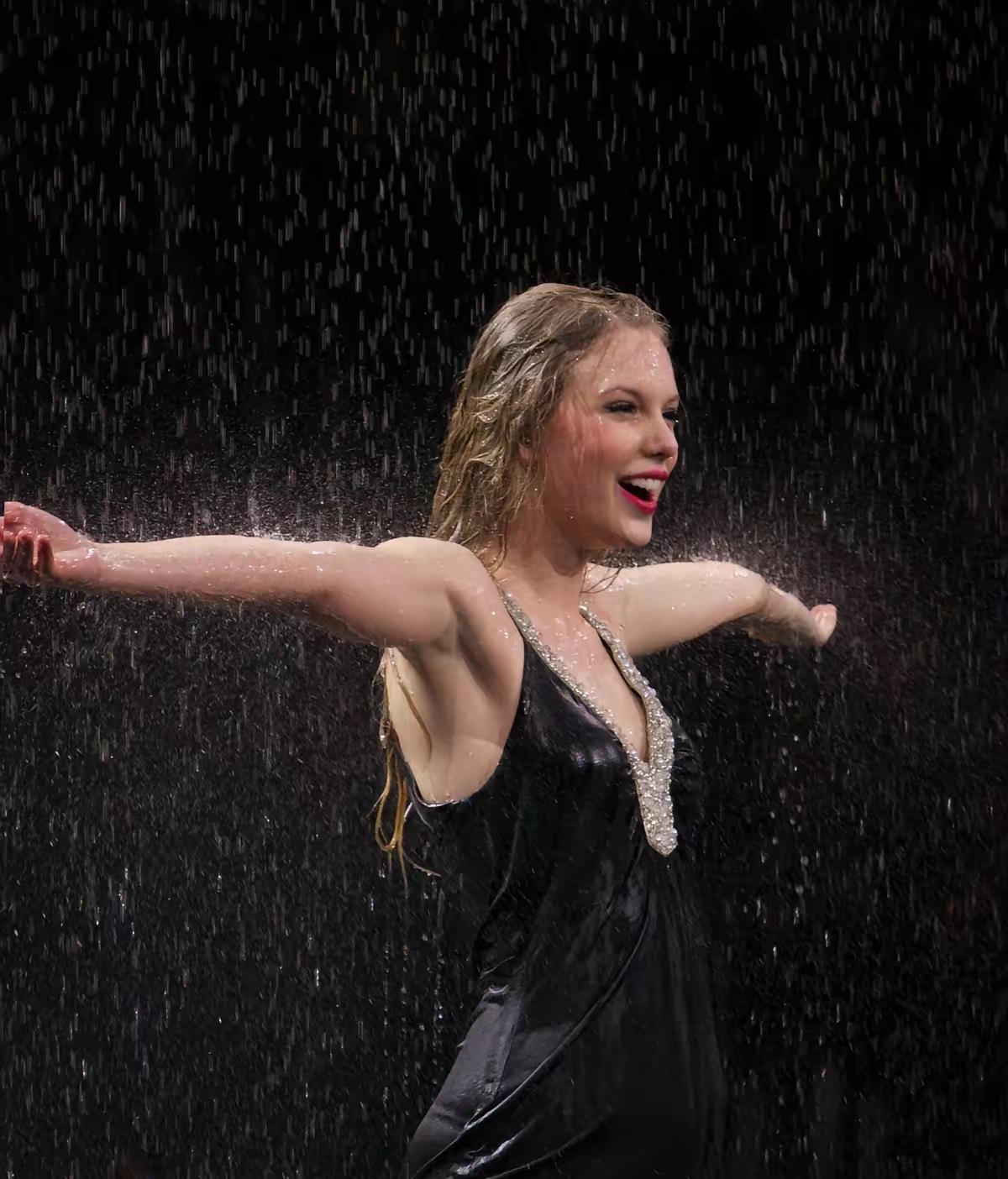 她撕掉的，不是14亿支票，是她巡演收入的五分之一。霉霉给时代巡演团队发奖金，覆