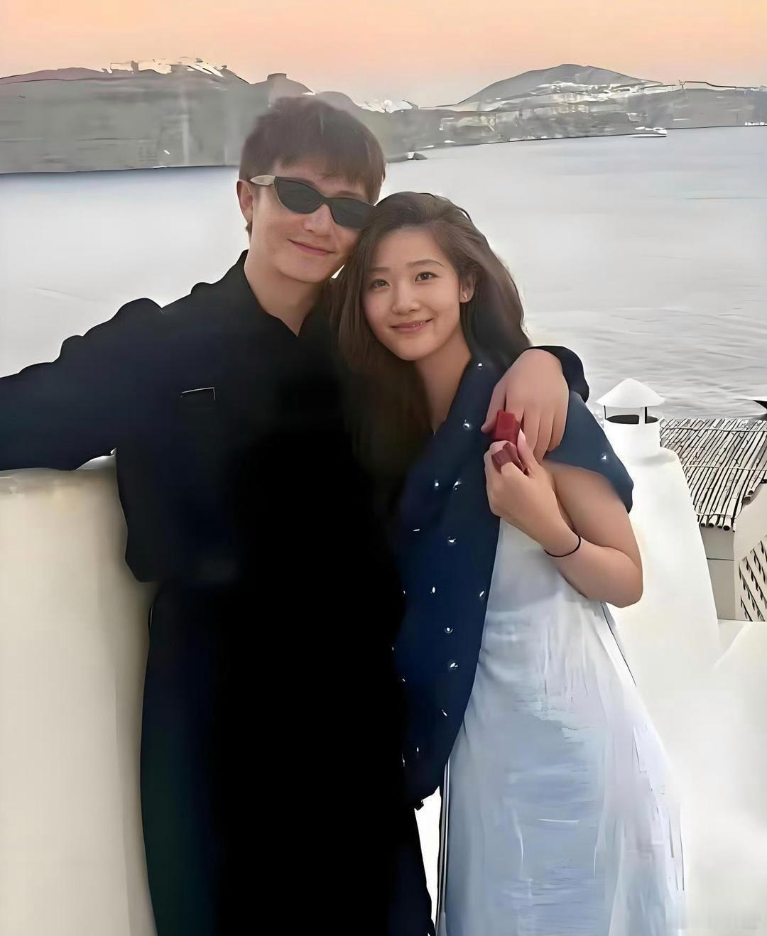 黄轩的审美拉高了娱乐圈男明星的水平，女友不再是白瘦幼类型而且还是雅思官网的模特，