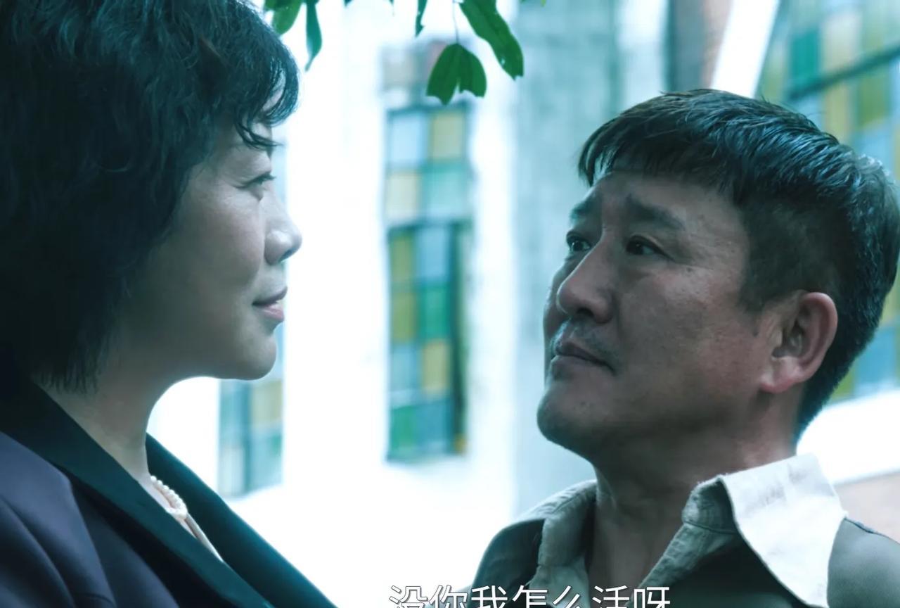 《扫毒风暴》:原来她才是剧中最有心机的女人…两年前，罗炳章想在缉毒队里找一个内