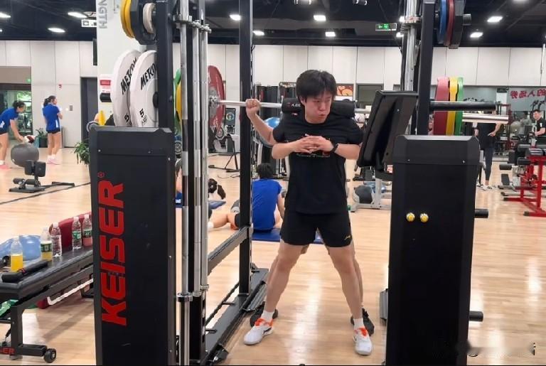 新鲜的王队牛啊，好厉害！6月13日王队带领兄弟牛冠凯、曹巍集体“练腿日”。
