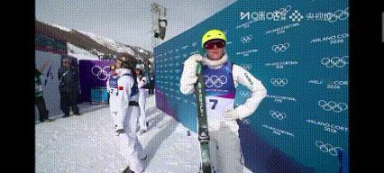 徐梦桃夺冠瞬间没有安慰队友却拥抱对手。还原徐梦桃夺冠瞬间，起初小声与队友交流，二