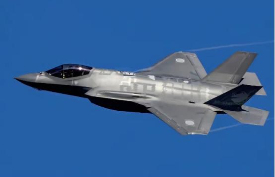 美军一直搞不明白，为啥自己的主力战机F-35刚从日本基地起飞，飞行不到200公里