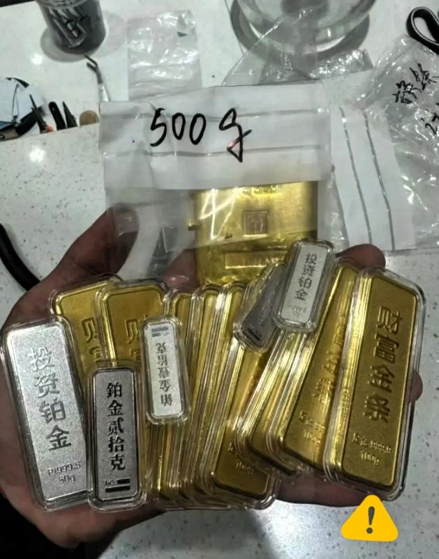 8月15日，不少持有黄金的朋友内心十分纠结。眼下金价波动起伏很大，很多人在纠结