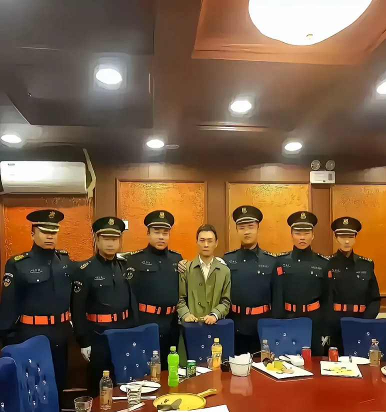 请问，跟人民警察合影需要注意什么吗？