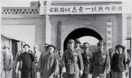 官方给他的评价，很高了。说他指挥了西安保卫战，硬抗了镇嵩军还十个月守成了，这是
