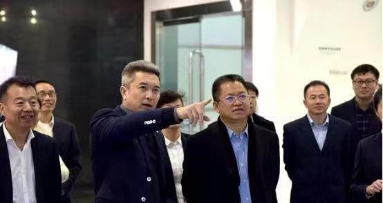 当年，曹德旺的女儿曹艳萍带男友叶舒回家见父母，曹德旺一看这小伙子，就坚决不同意，