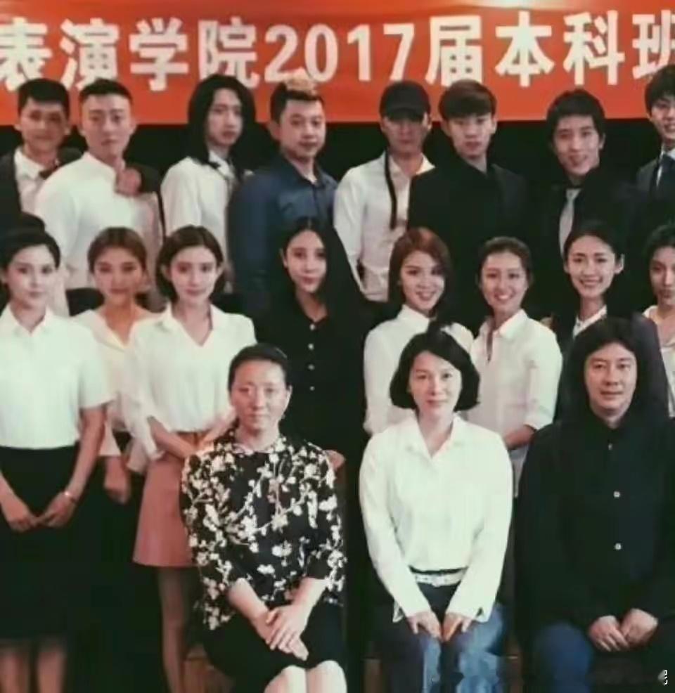 看到孟子义的这张毕业照就知道她为什么可以当明星了吧？