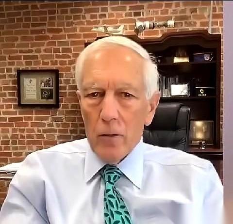 听说，那边的兵，要是没枪，长官会跟他说：去，从你倒下的兄弟身上扒一件下来。我当