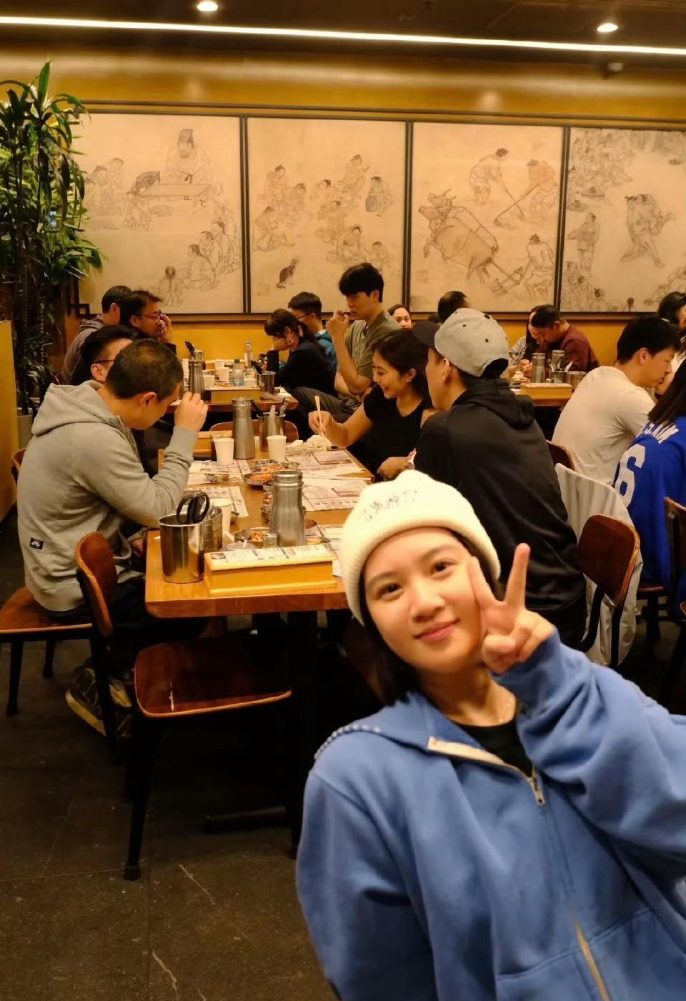 杨瀚森吃个饭，被骂上热搜。人家在发展联盟场均25分钟，命中率从41%干到48%