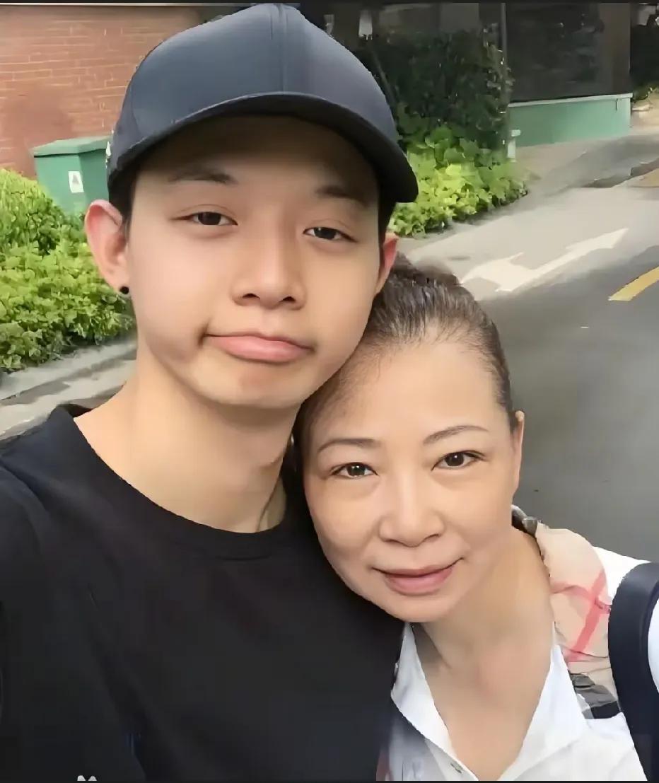 霍尊和母亲仲小萍的故事很让人感慨。仲小萍可是中国第一代流行歌手，“甜歌天后”，当